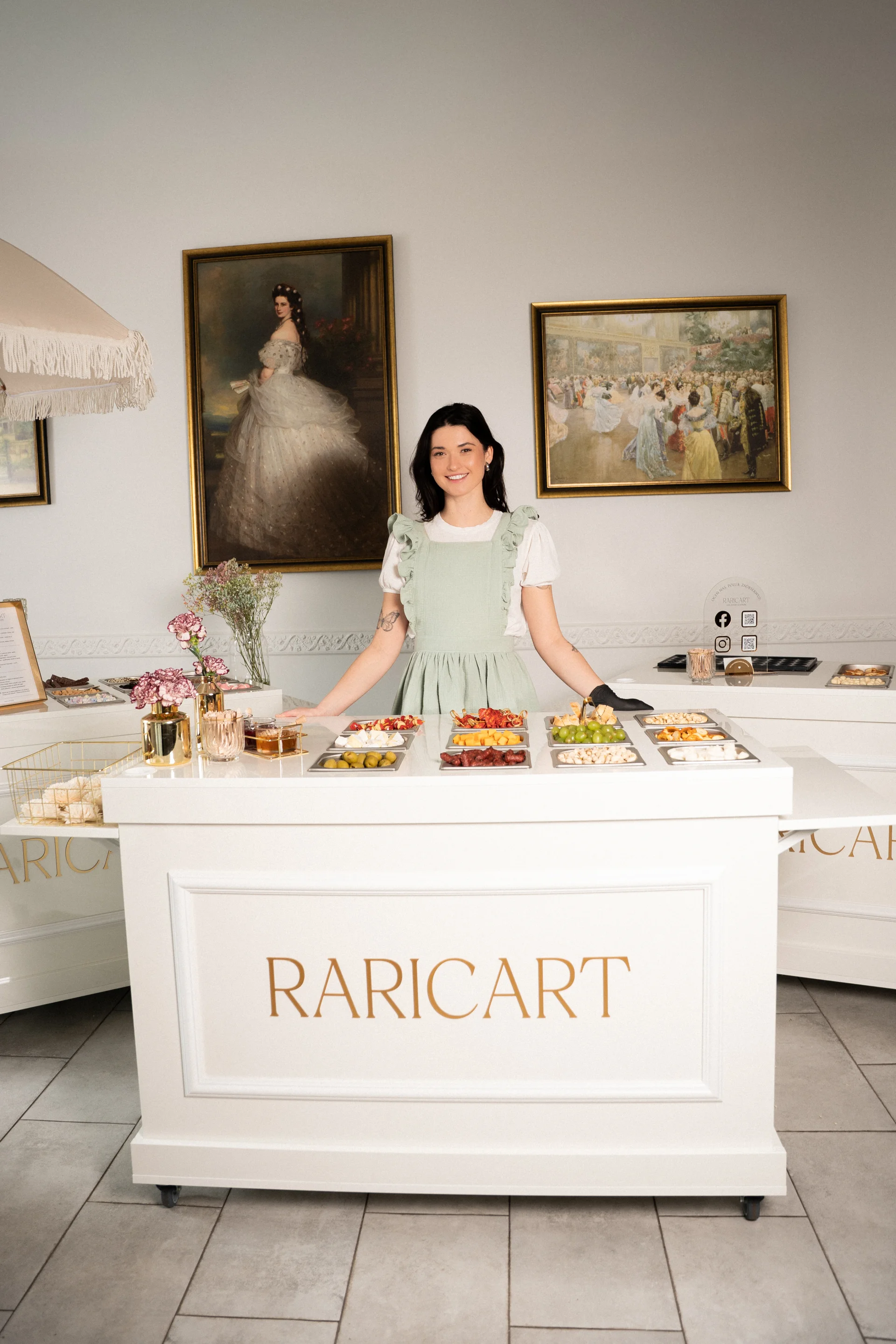 Założycielka Raricart przy mobilnej stacji gastronomicznej live food